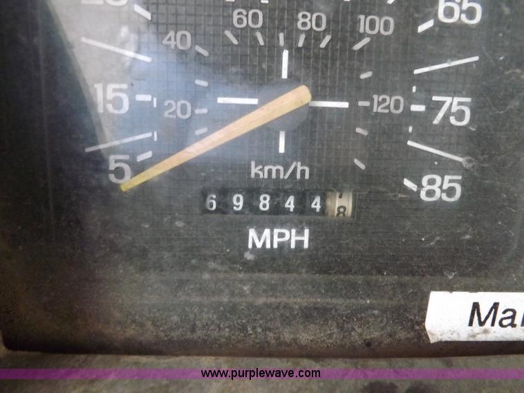 image for item I7655 1982 Ford F700 cab and chassis