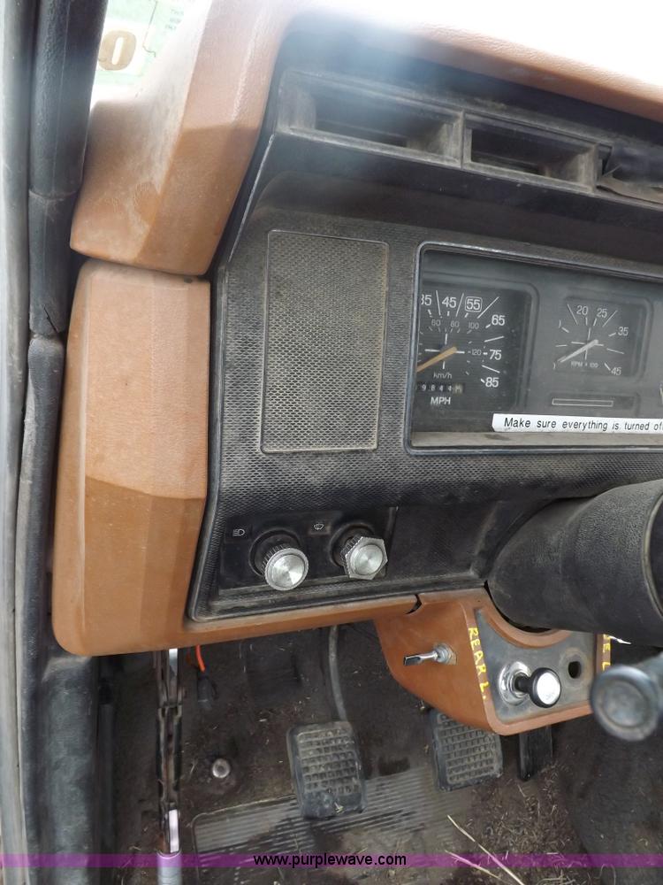 image for item I7655 1982 Ford F700 cab and chassis