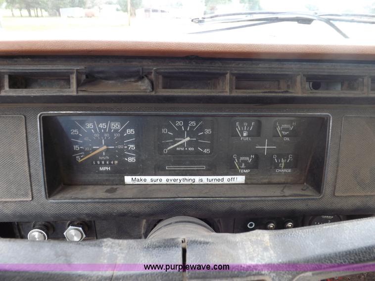 image for item I7655 1982 Ford F700 cab and chassis