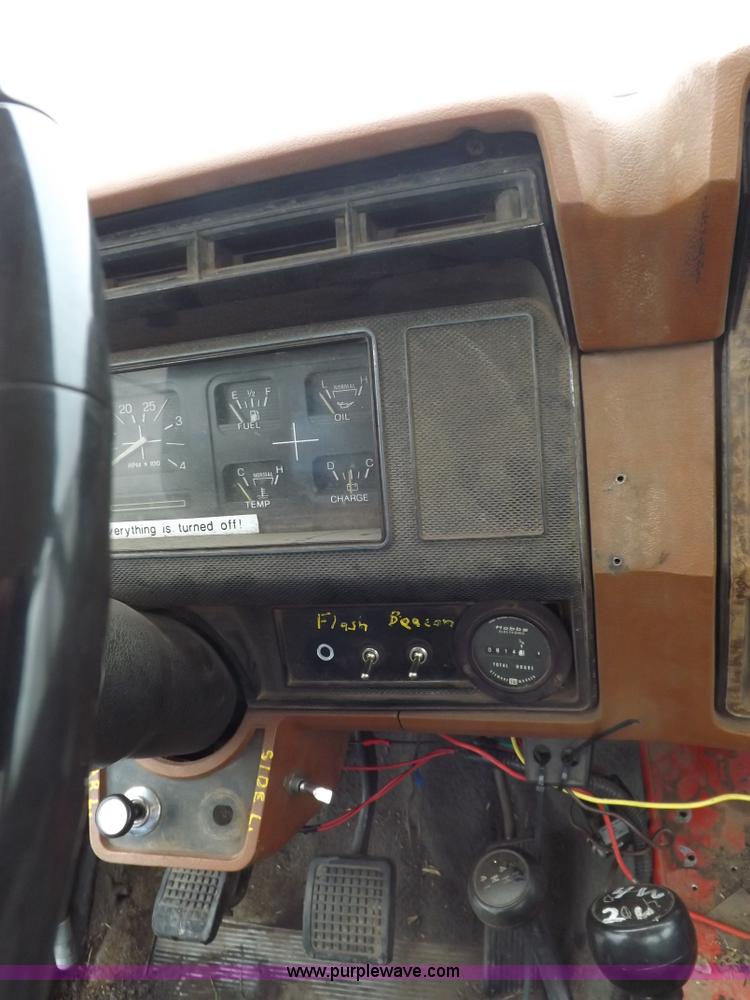 image for item I7655 1982 Ford F700 cab and chassis