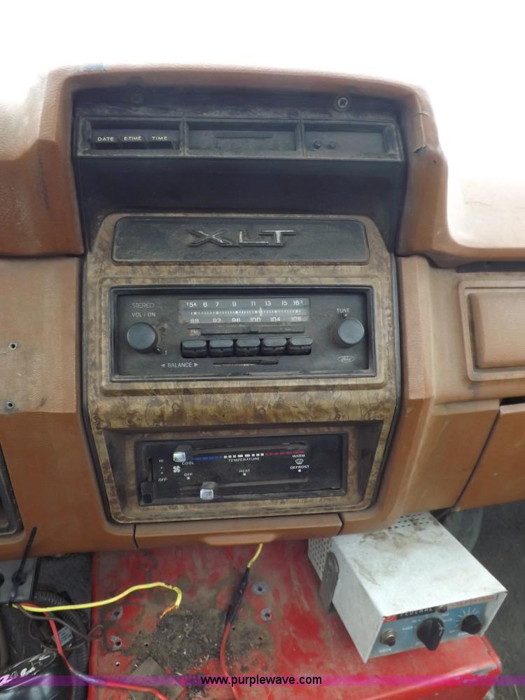 image for item I7655 1982 Ford F700 cab and chassis