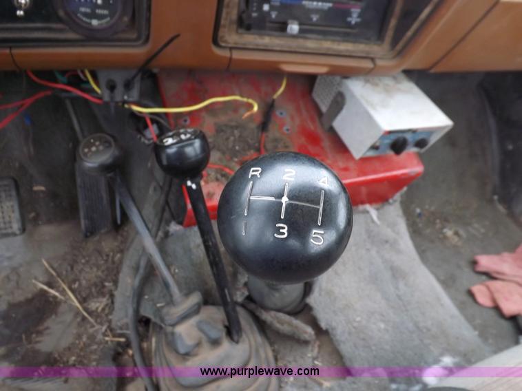 image for item I7655 1982 Ford F700 cab and chassis