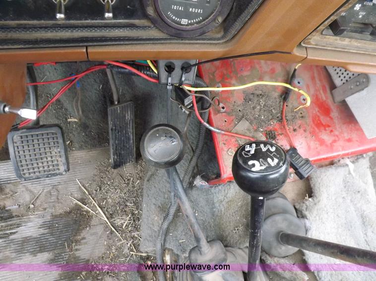 image for item I7655 1982 Ford F700 cab and chassis