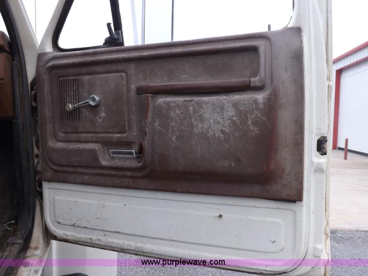 image for item I7655 1982 Ford F700 cab and chassis