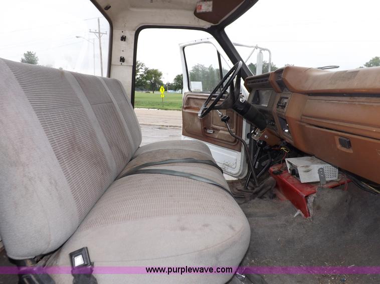 image for item I7655 1982 Ford F700 cab and chassis