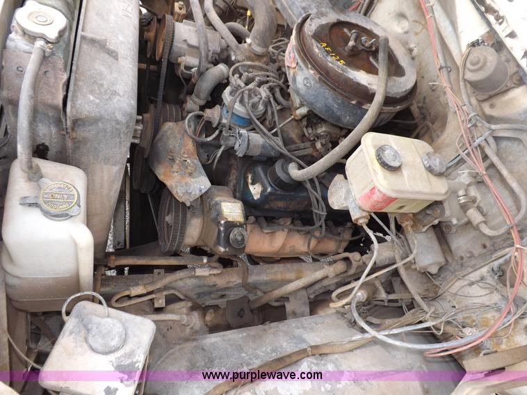 image for item I7655 1982 Ford F700 cab and chassis