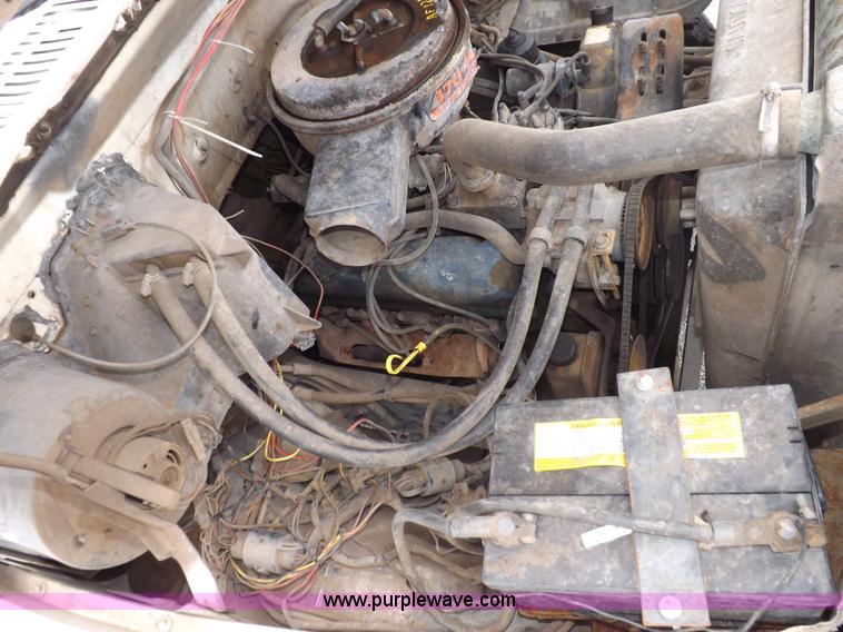 image for item I7655 1982 Ford F700 cab and chassis