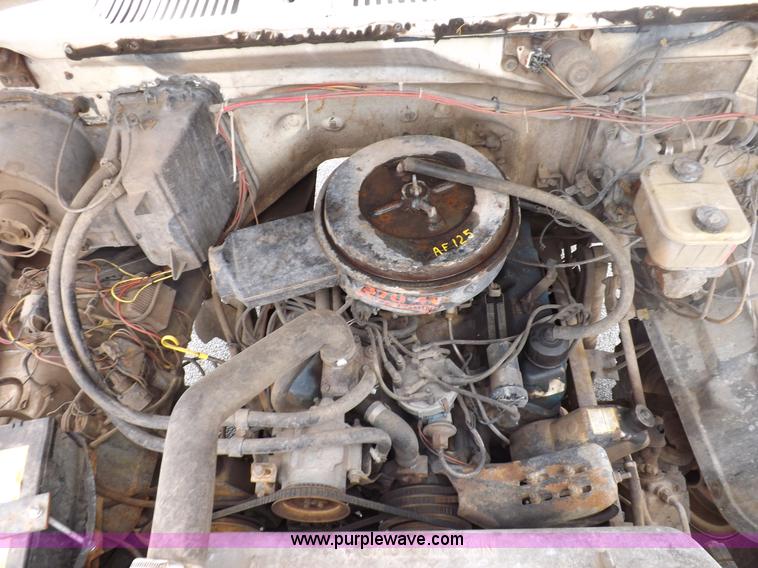 image for item I7655 1982 Ford F700 cab and chassis