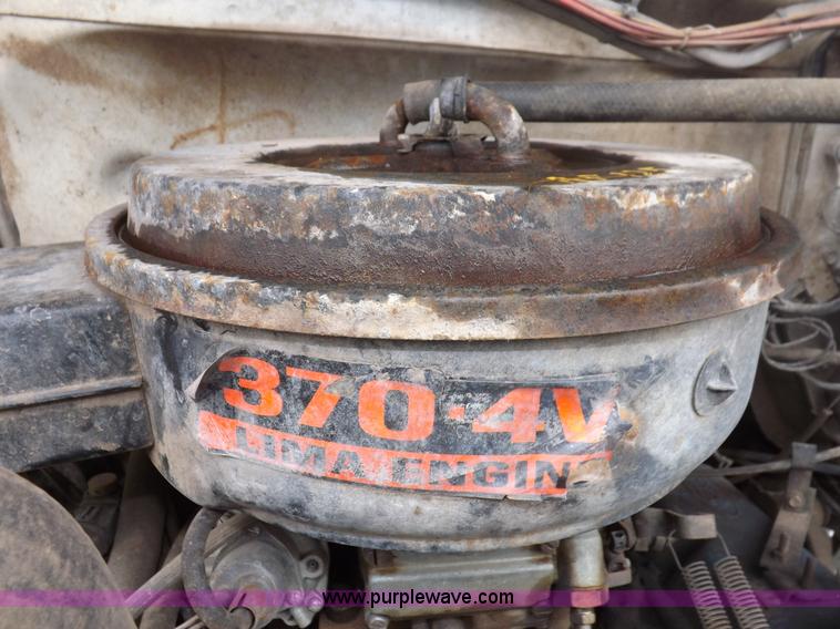 image for item I7655 1982 Ford F700 cab and chassis