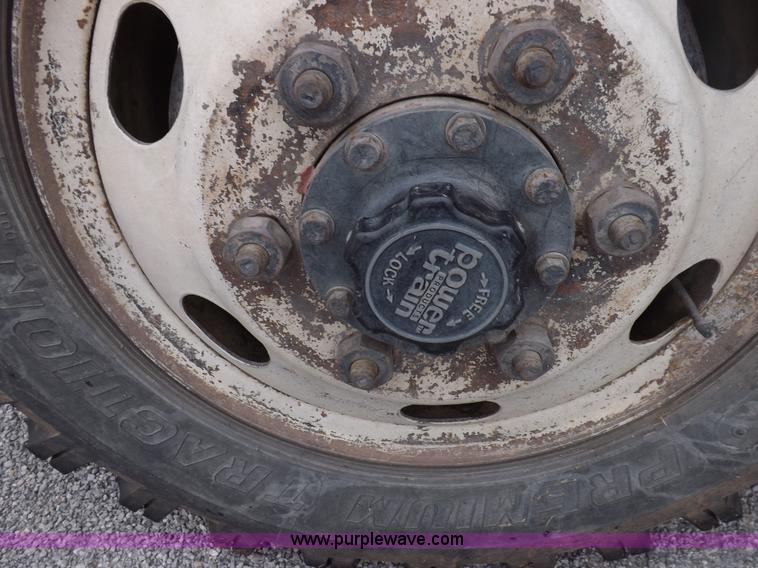 image for item I7655 1982 Ford F700 cab and chassis