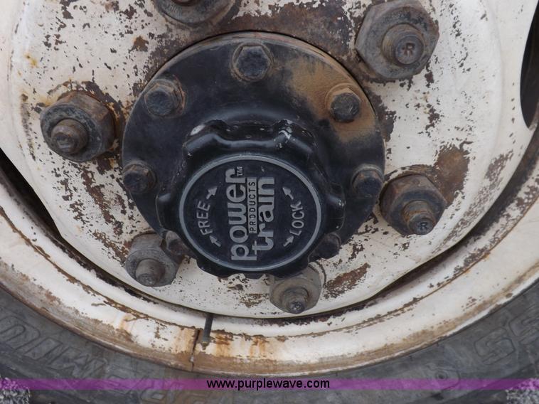 image for item I7655 1982 Ford F700 cab and chassis