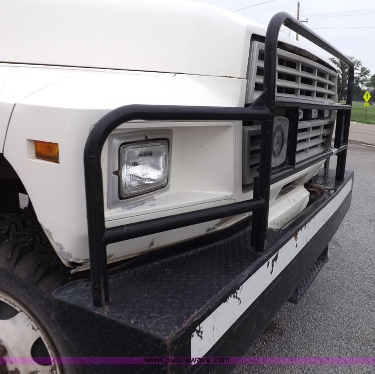 image for item I7655 1982 Ford F700 cab and chassis