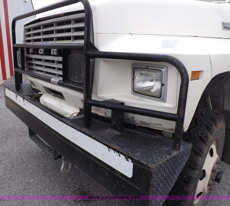image for item I7655 1982 Ford F700 cab and chassis