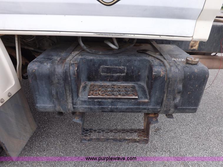 image for item I7655 1982 Ford F700 cab and chassis