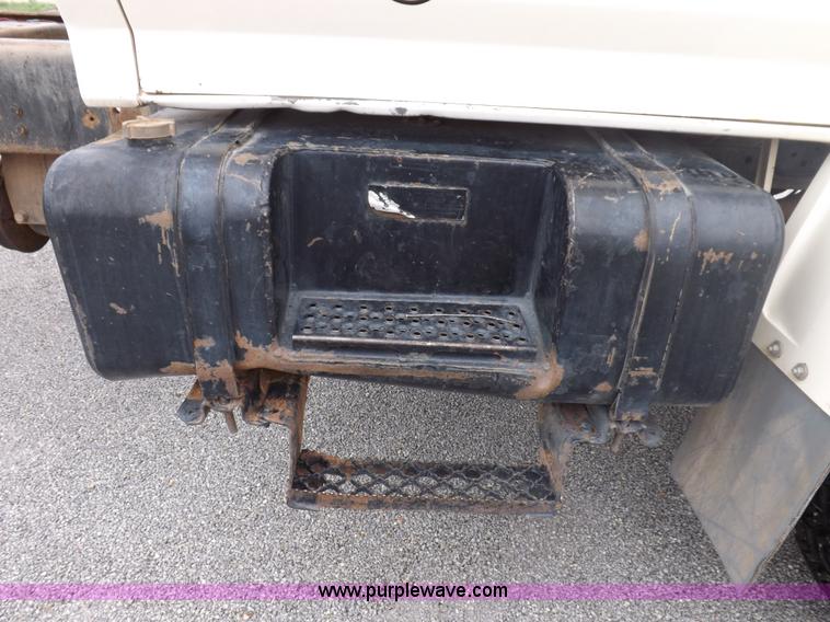 image for item I7655 1982 Ford F700 cab and chassis