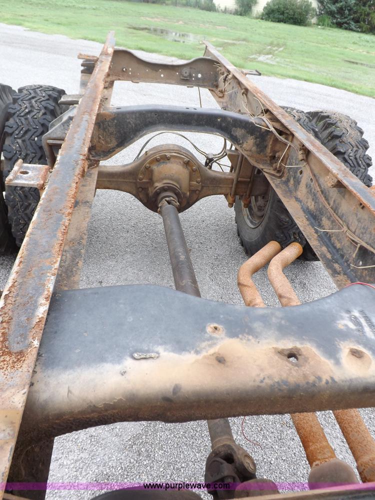 image for item I7655 1982 Ford F700 cab and chassis