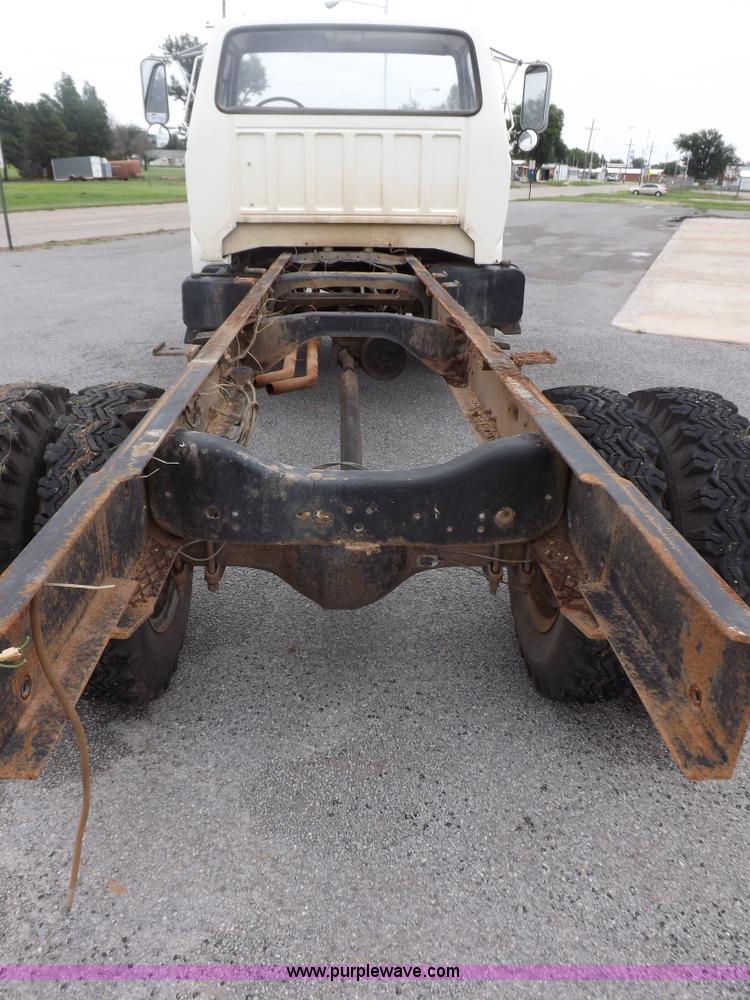 image for item I7655 1982 Ford F700 cab and chassis