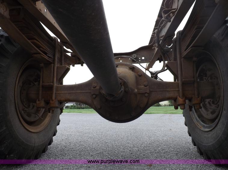 image for item I7655 1982 Ford F700 cab and chassis