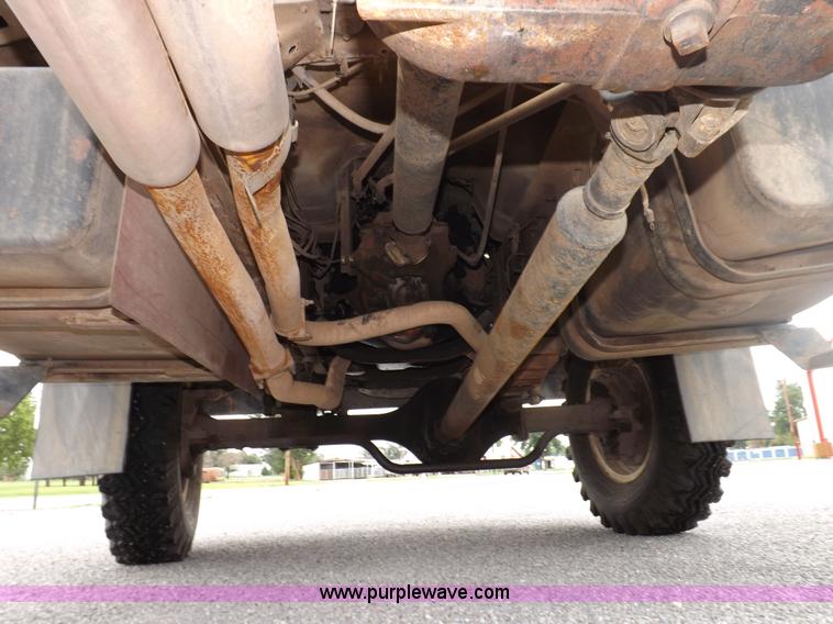 image for item I7655 1982 Ford F700 cab and chassis