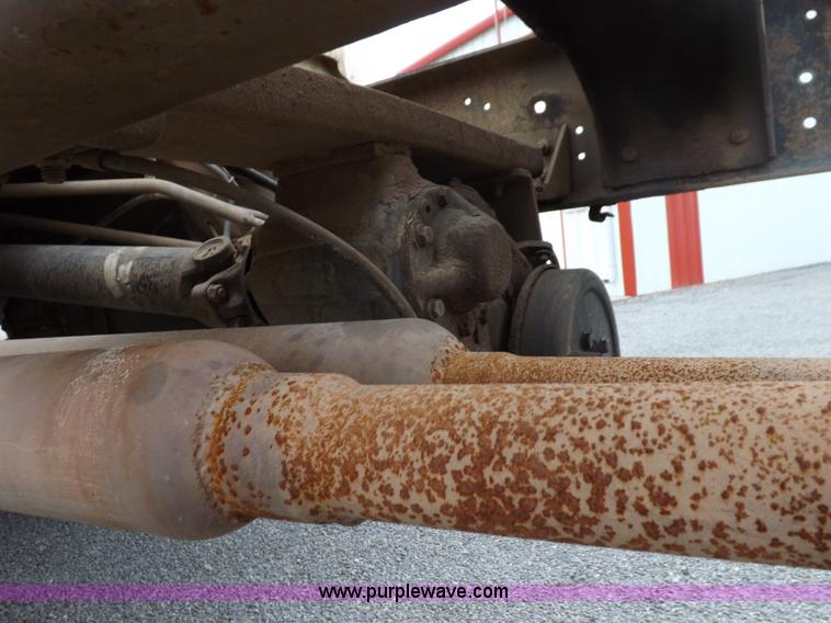 image for item I7655 1982 Ford F700 cab and chassis