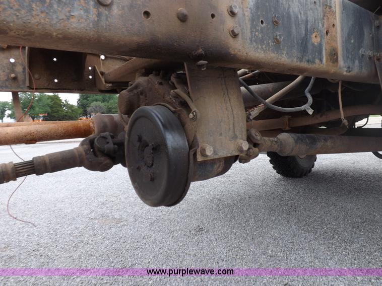 image for item I7655 1982 Ford F700 cab and chassis