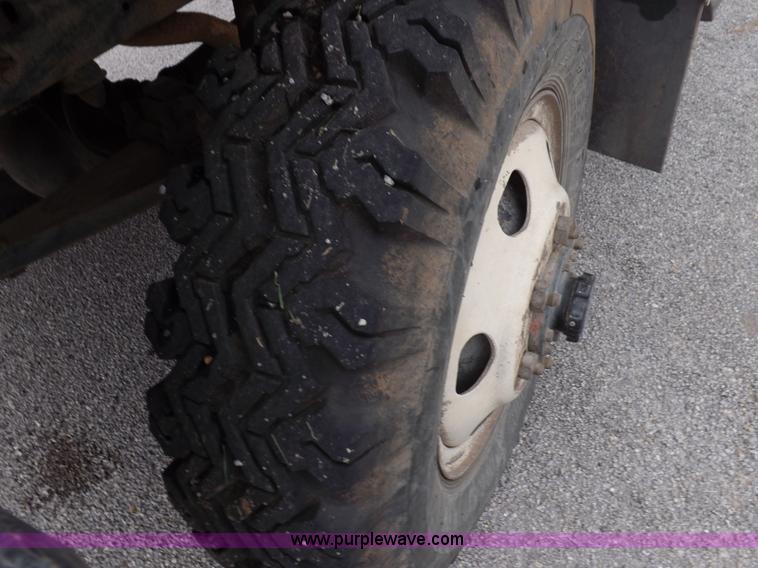 image for item I7655 1982 Ford F700 cab and chassis