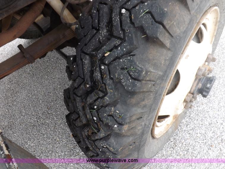 image for item I7655 1982 Ford F700 cab and chassis