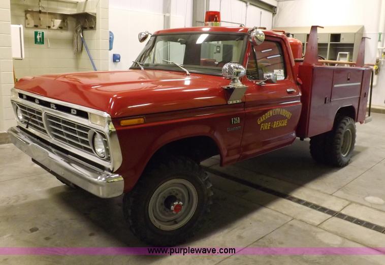 image for item I7668 1975 Ford F250 utility truck