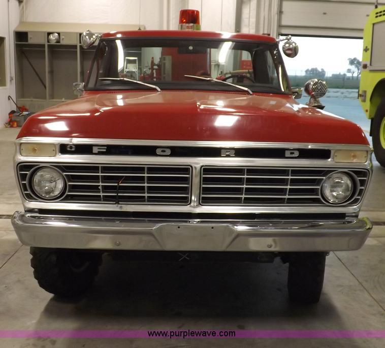 image for item I7668 1975 Ford F250 utility truck