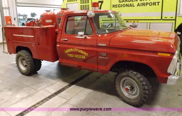 image for item I7668 1975 Ford F250 utility truck