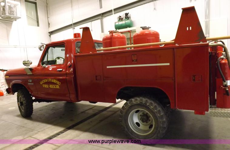 image for item I7668 1975 Ford F250 utility truck