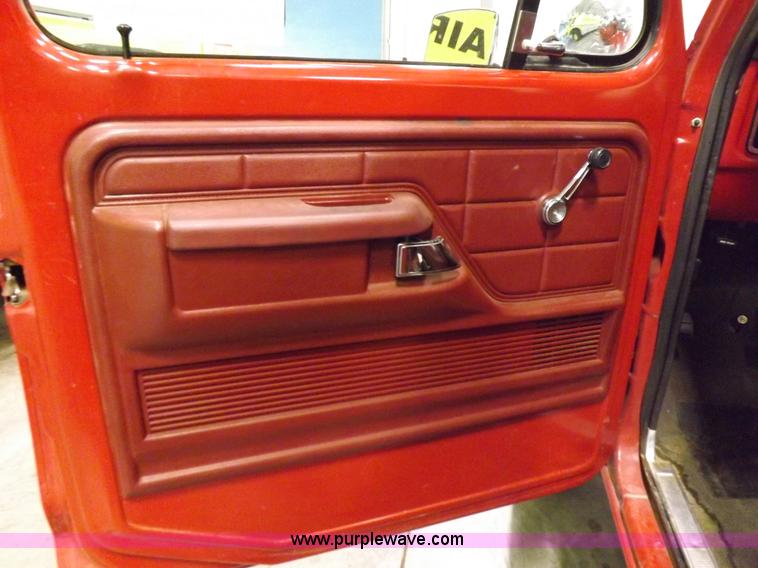 image for item I7668 1975 Ford F250 utility truck