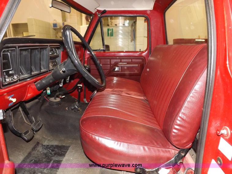 image for item I7668 1975 Ford F250 utility truck