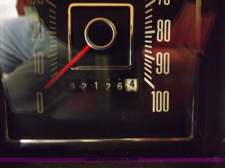 image for item I7668 1975 Ford F250 utility truck