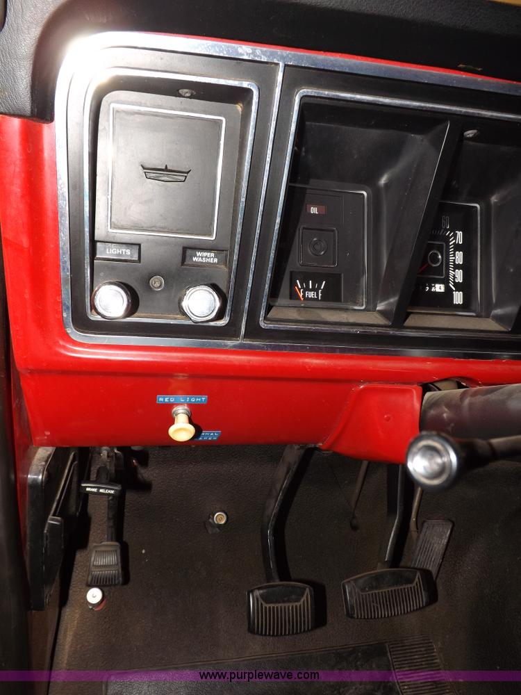 image for item I7668 1975 Ford F250 utility truck