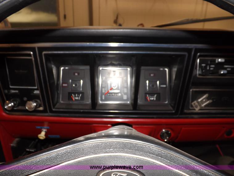 image for item I7668 1975 Ford F250 utility truck