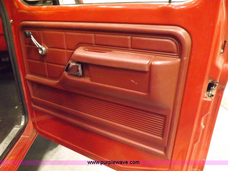 image for item I7668 1975 Ford F250 utility truck