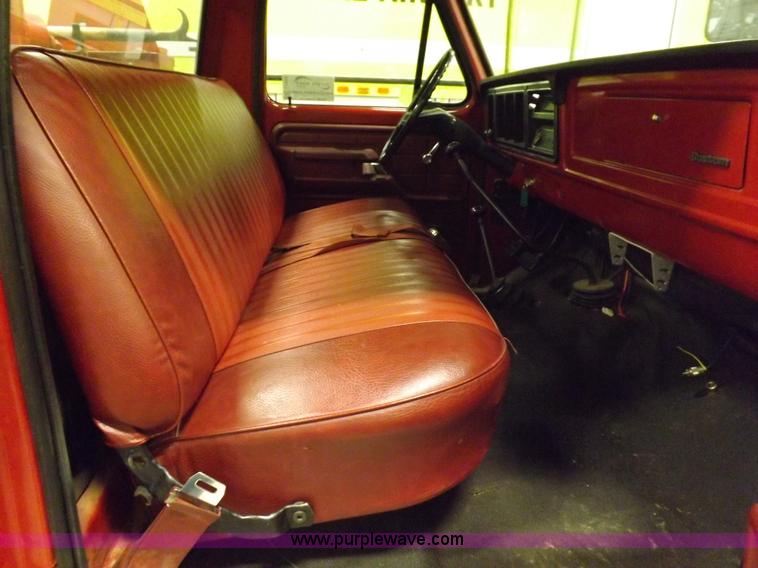 image for item I7668 1975 Ford F250 utility truck