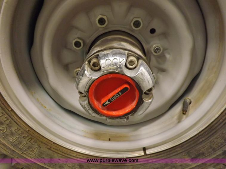 image for item I7668 1975 Ford F250 utility truck