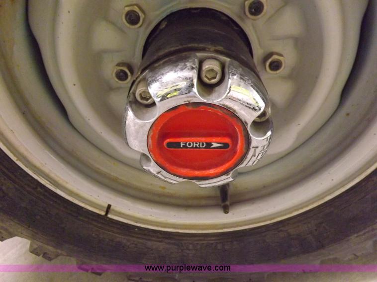 image for item I7668 1975 Ford F250 utility truck