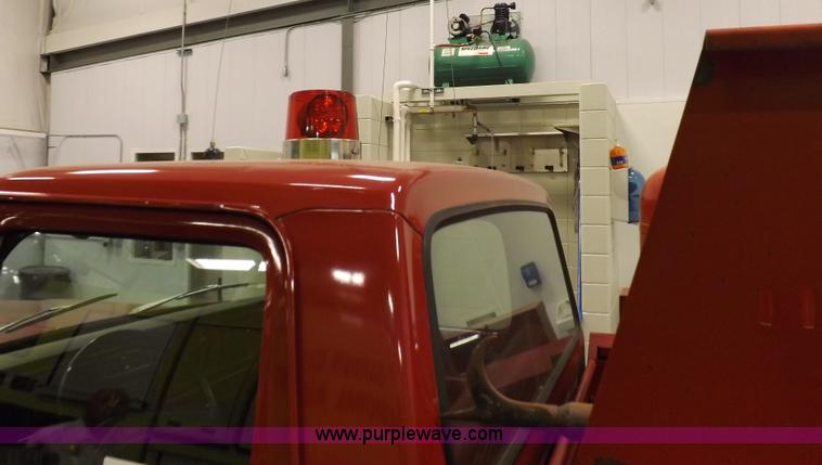 image for item I7668 1975 Ford F250 utility truck