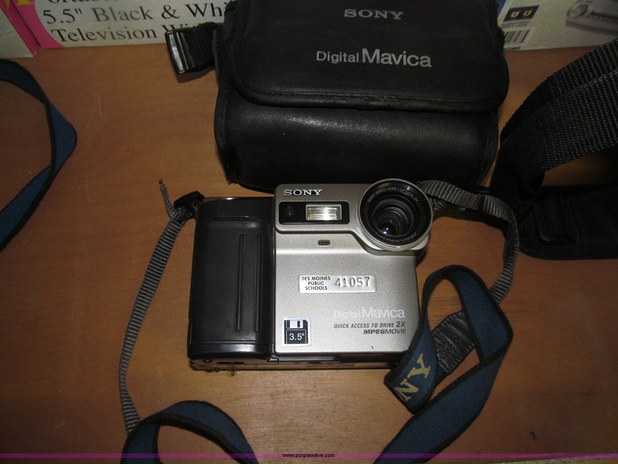 Assorted electronics in Des Moines, IA Item D7443 sold Purple Wave