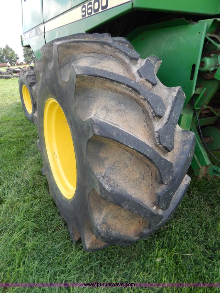 image for item G3289 1989 John Deere 9600 combine