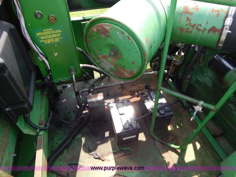 image for item G3289 1989 John Deere 9600 combine