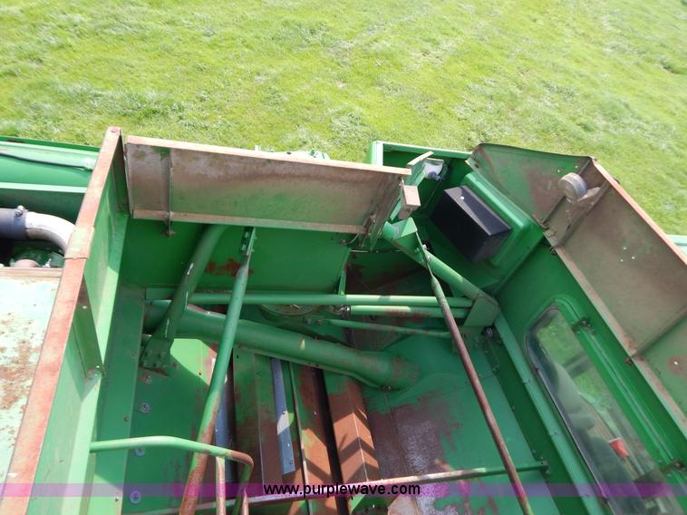image for item G3289 1989 John Deere 9600 combine