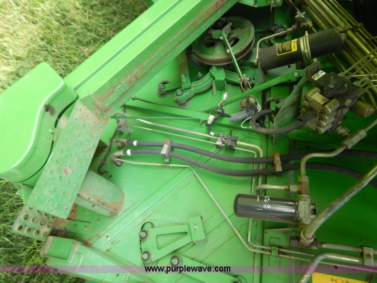 image for item G3289 1989 John Deere 9600 combine