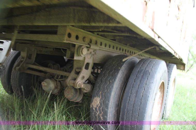 image for item G4074 1976 Wilson straight load cattle trailer