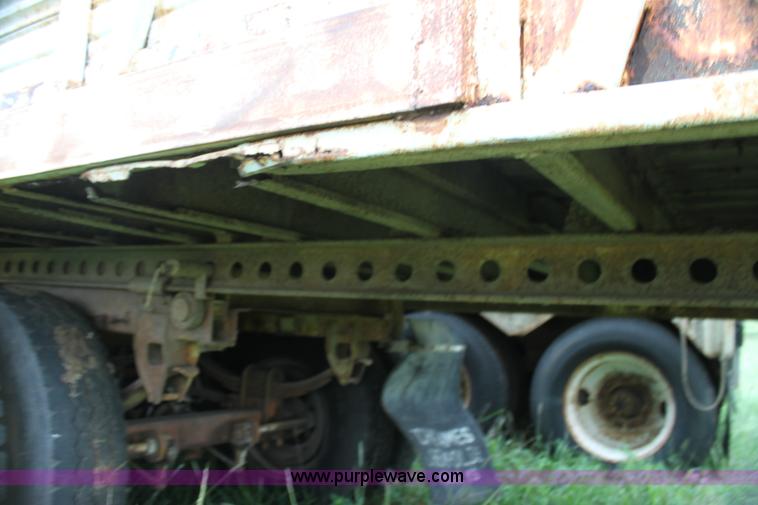 image for item G4074 1976 Wilson straight load cattle trailer