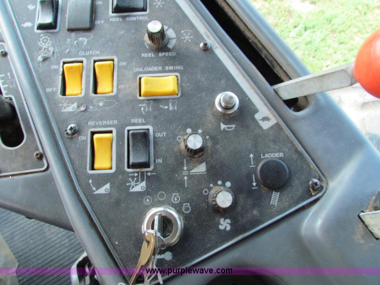 image for item G4091 1994 AGCO Gleaner R62 combine