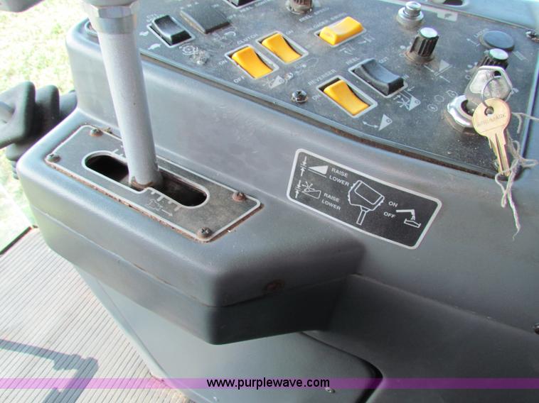 image for item G4091 1994 AGCO Gleaner R62 combine